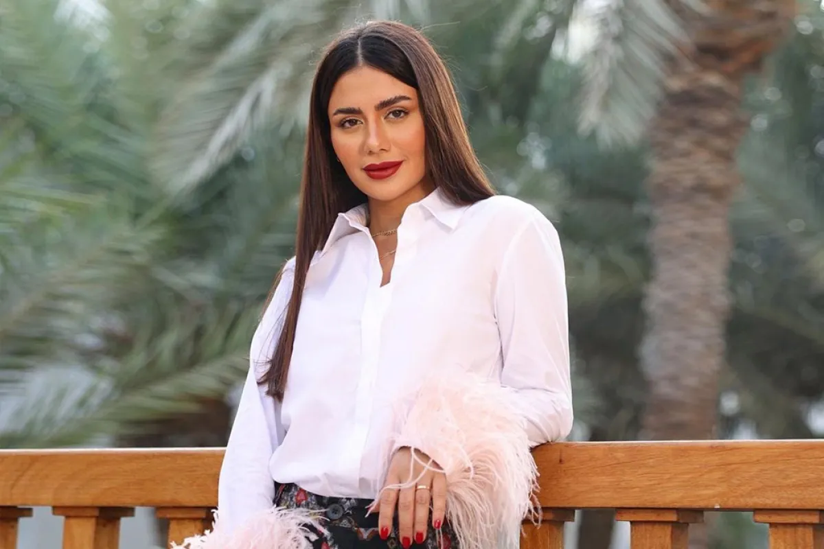 ديما الأسدي بقميص أبيض أنيق  