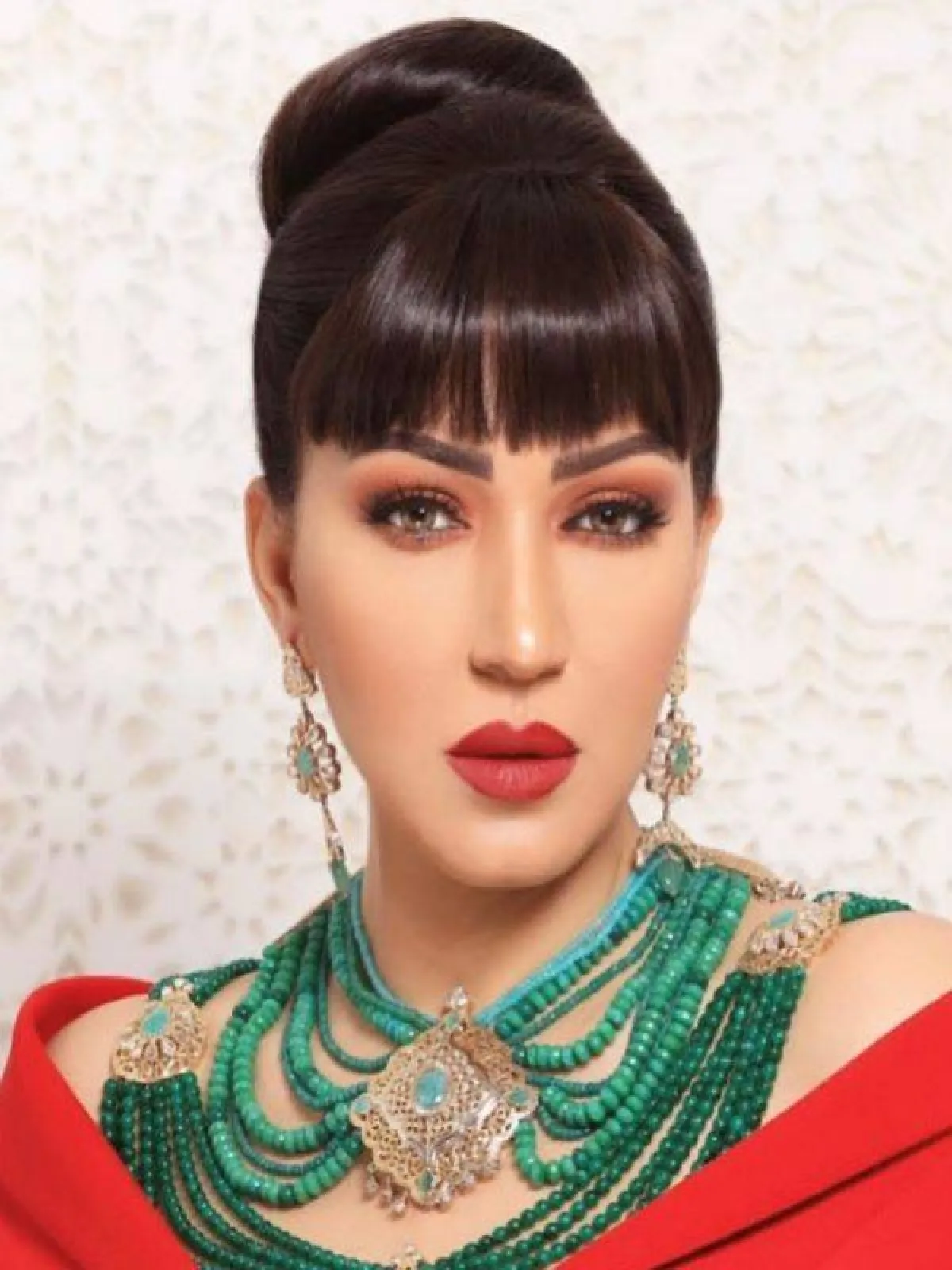 اطلالة عصرية من اسماء المنور