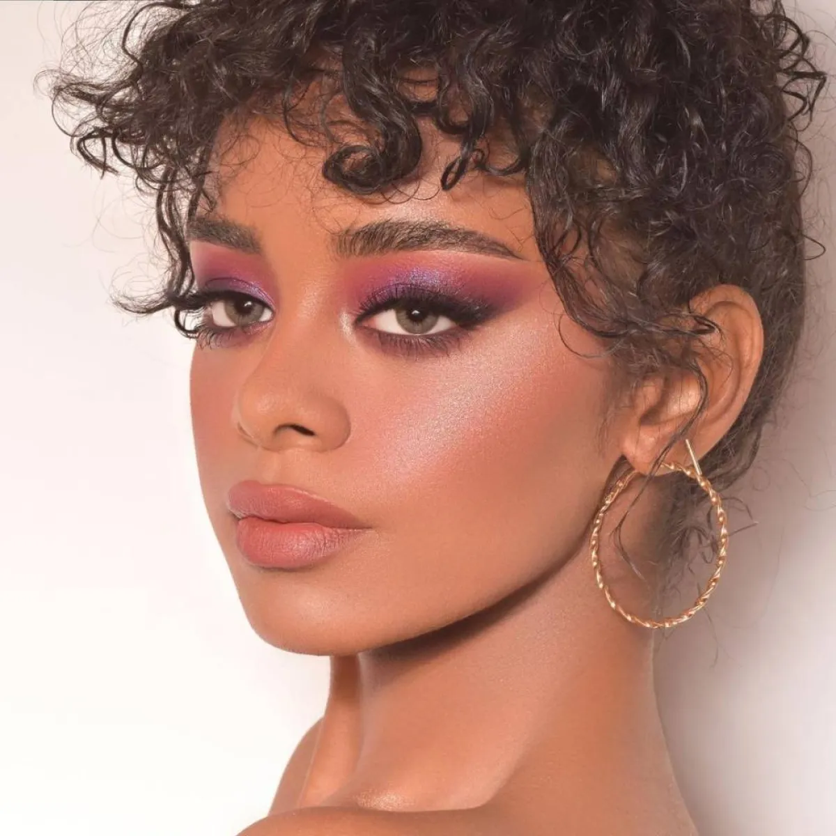 مكياج عيون بنفسجي للبشرة السمراء