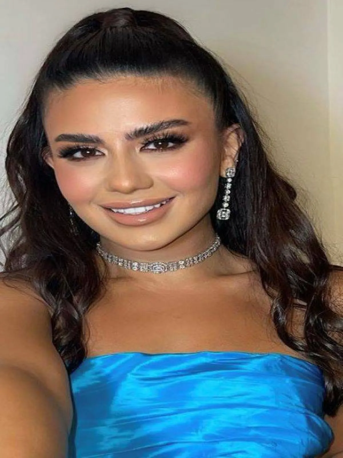 ديما الاسدي باطلالة شبابية