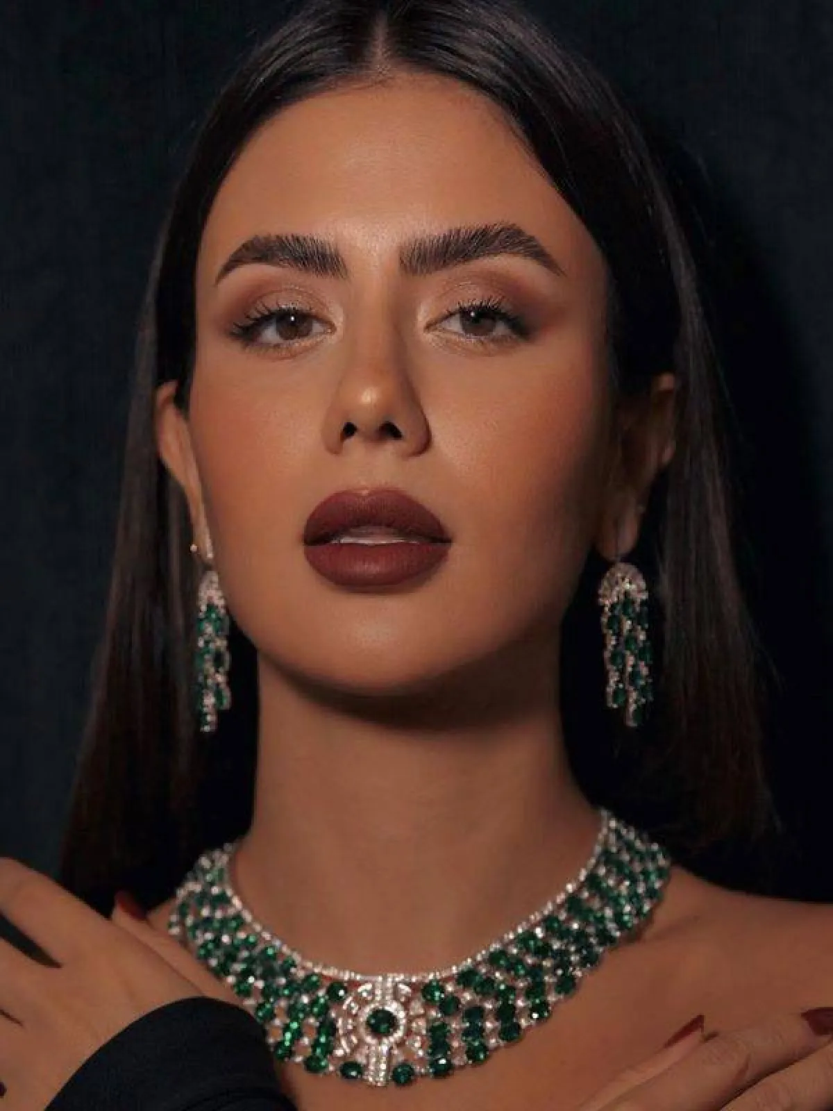 ديما الاسدي تبرز ملامحها بمكياج ثقيل