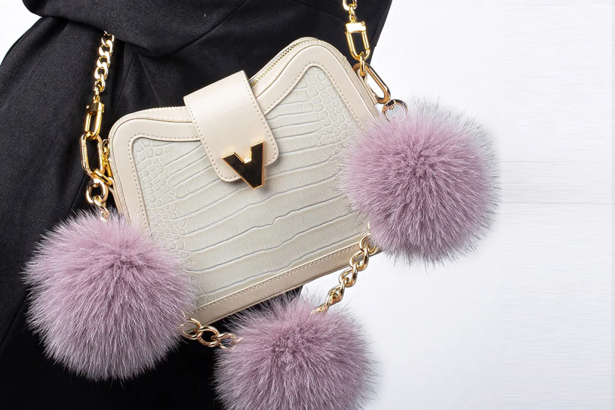 حقيبة مع كرات من الفرو  من فيفيان هو  Vivienne Hu