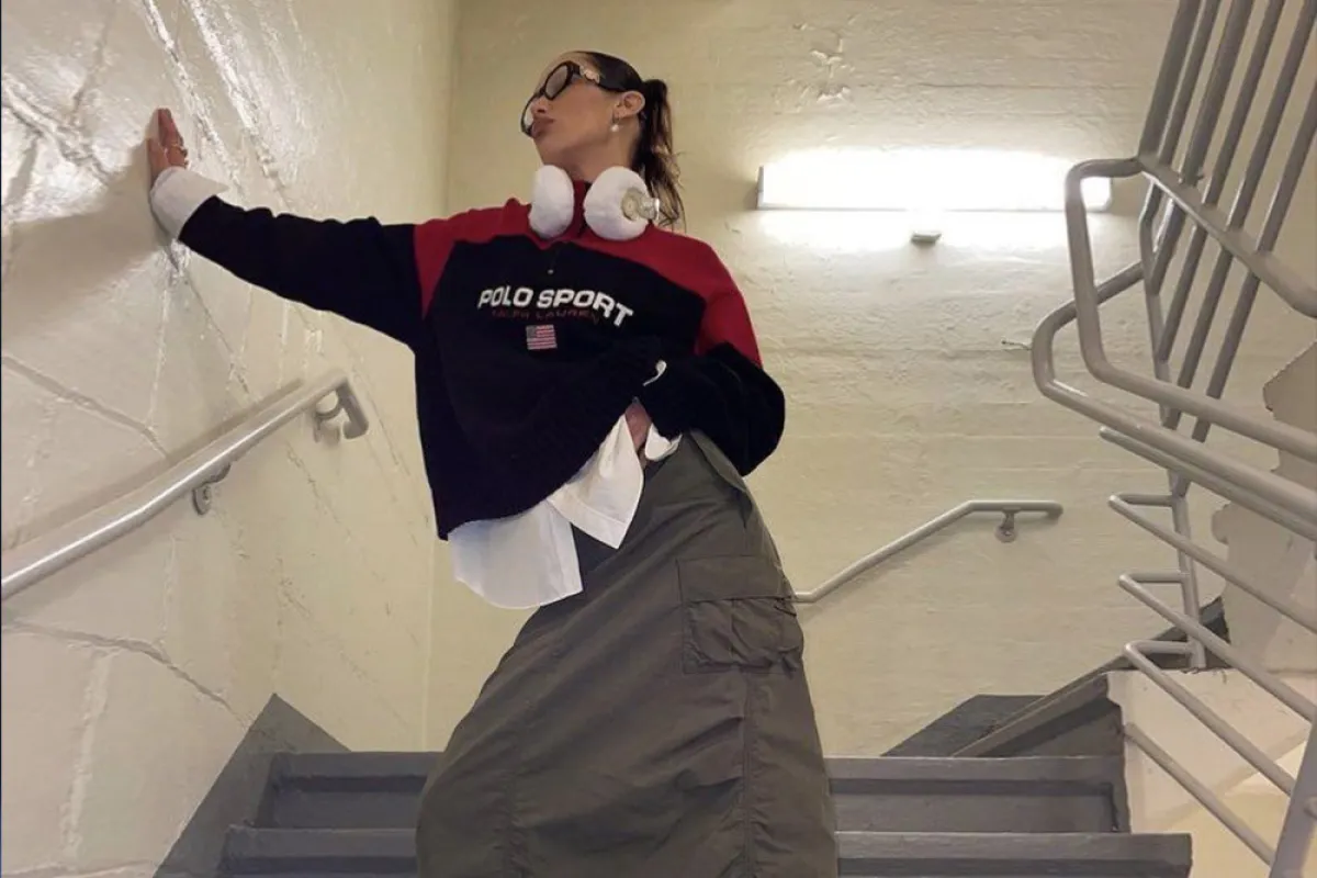 بيلا حديد بإطلالة شتوية عصرية