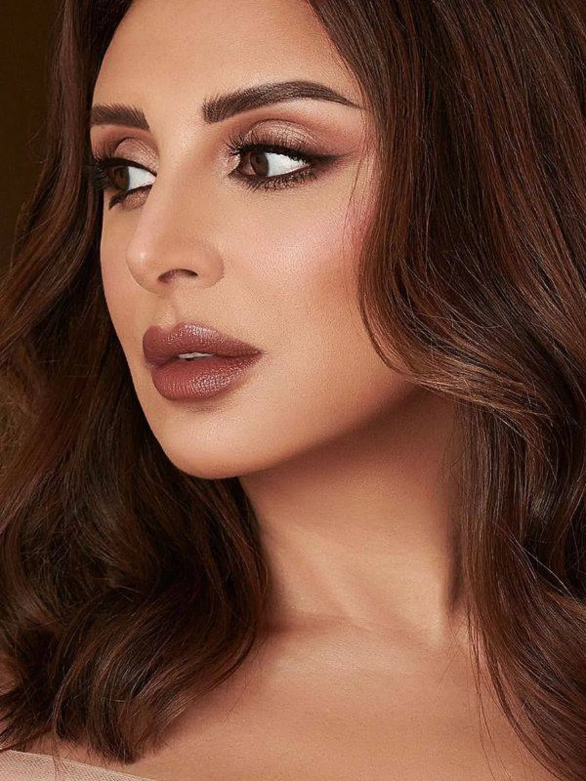 انغام بمكياج ترابي