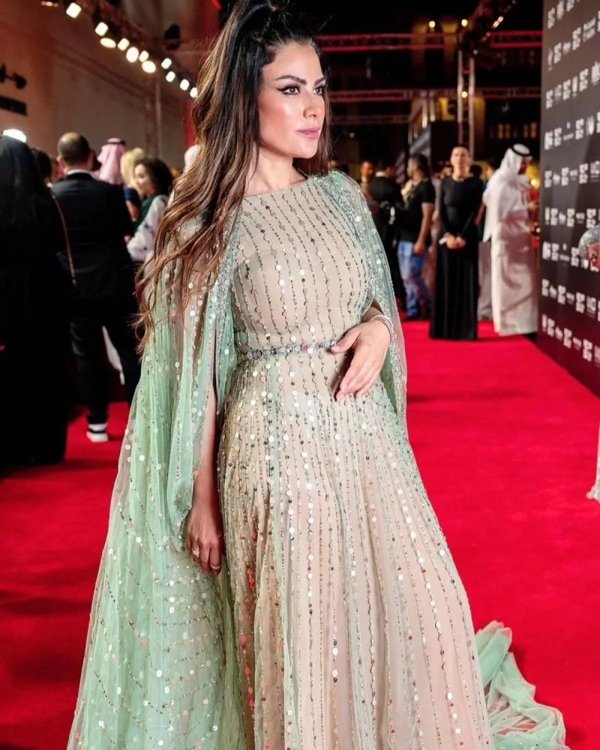 صبا مبارك بفستان تول مطرز بالترتر 