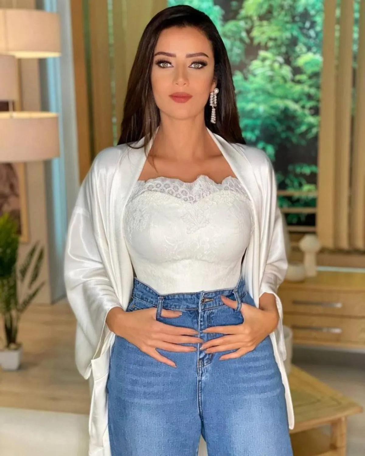 رضوى الشربيني بإطلالة أنيقة باللون الأبيض  