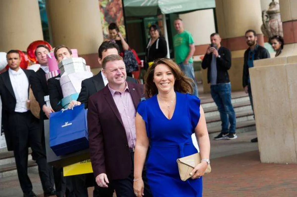 ربحا 16 مليون دولار في اليانصيب؛ فتبرعا لـ30 صديقاً