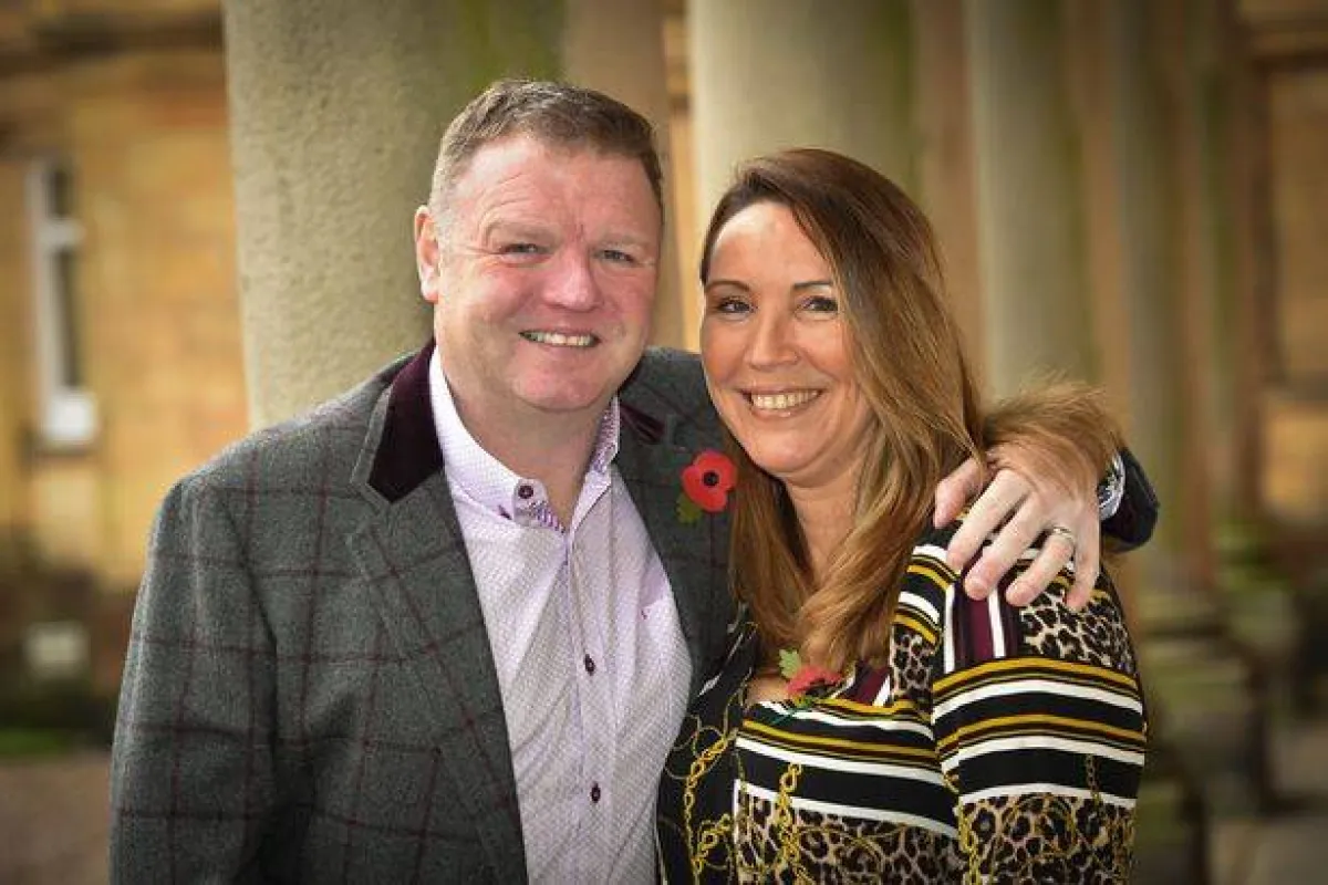 ربحا 16 مليون دولار في اليانصيب؛ فتبرعا لـ30 صديقاً