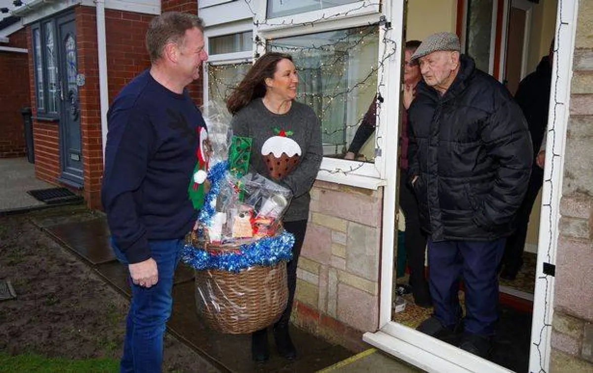 ربحا 16 مليون دولار في اليانصيب؛ فتبرعا لـ30 صديقاً