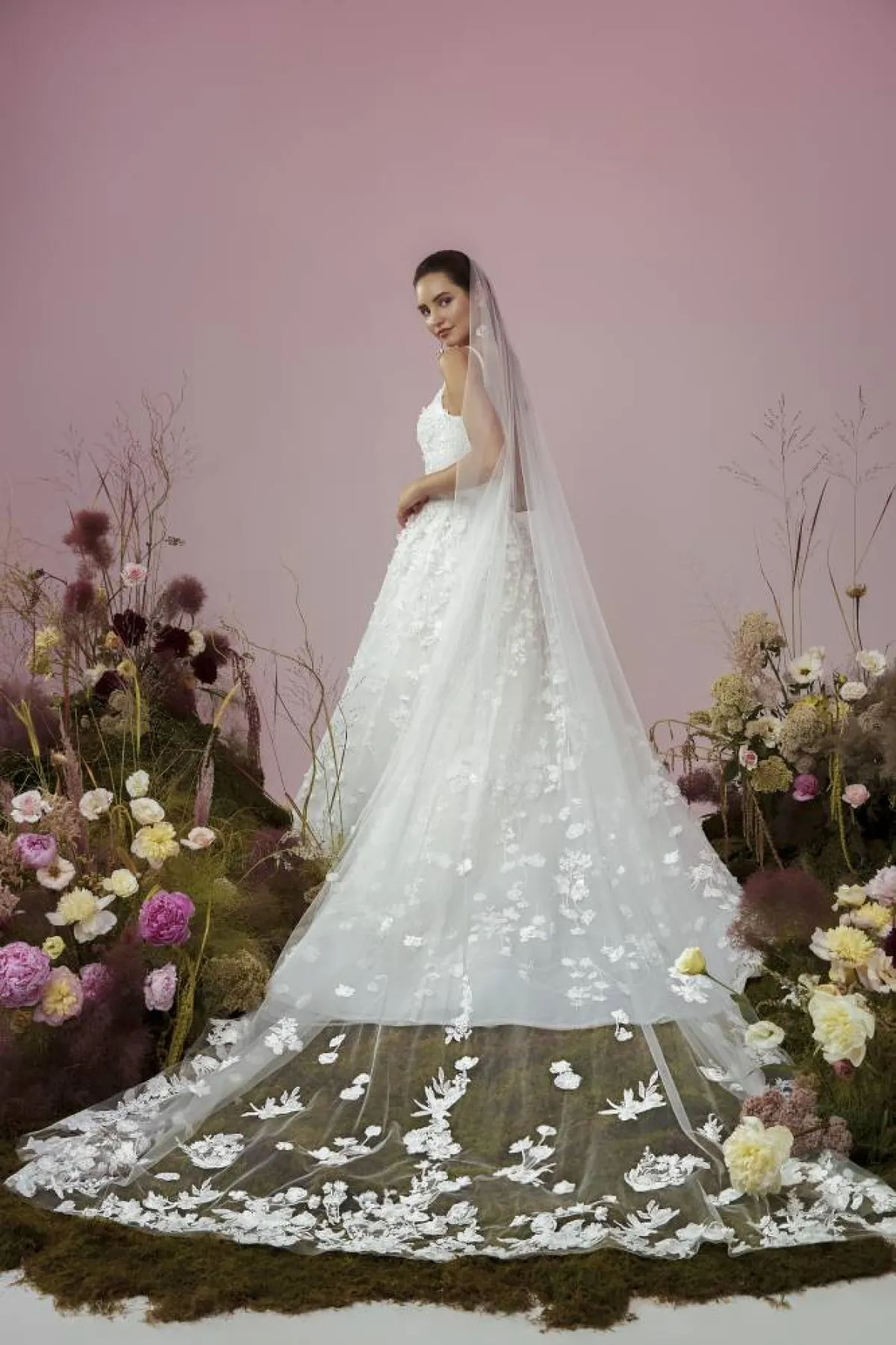 طرحة طويلة مزيّنة بالدانتيل من blue willow by Anne Barge  