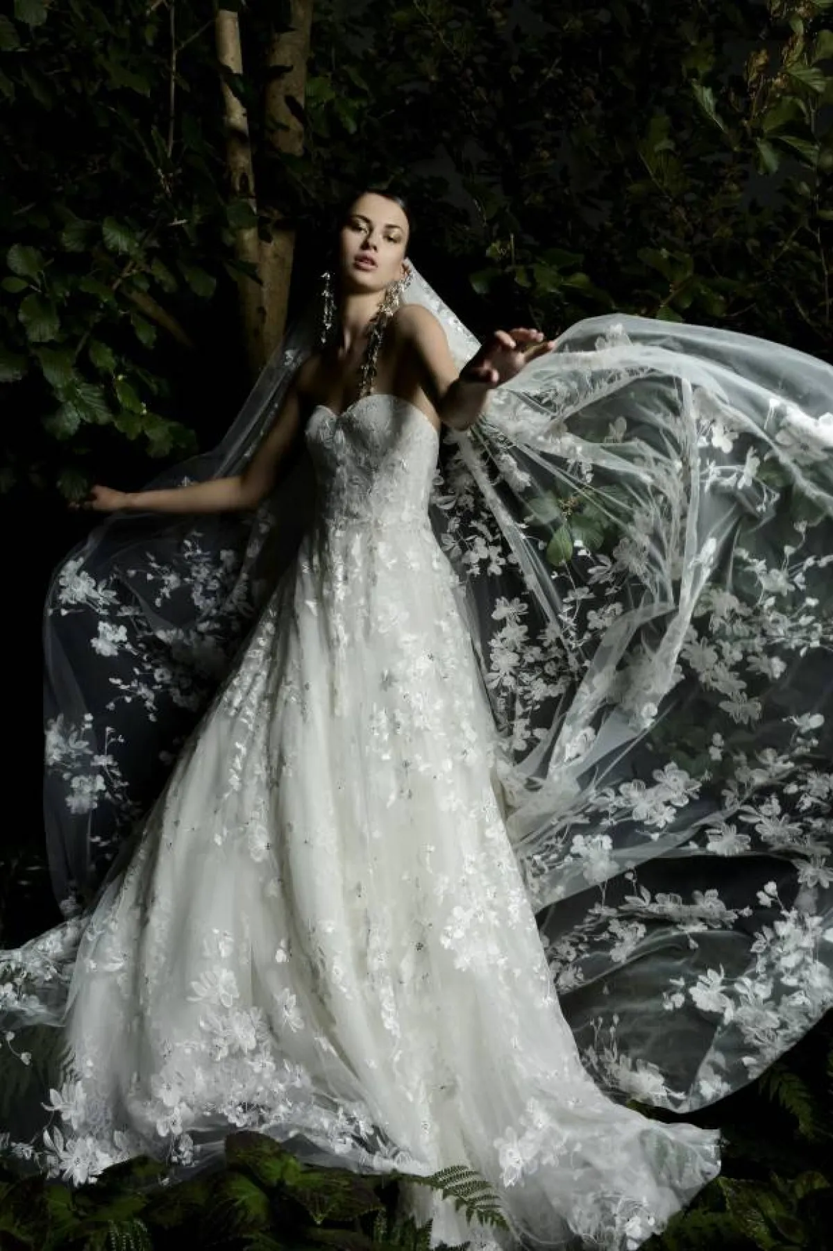 طرحة طويلة بالدانتيل من نعيم خان Naeem khan