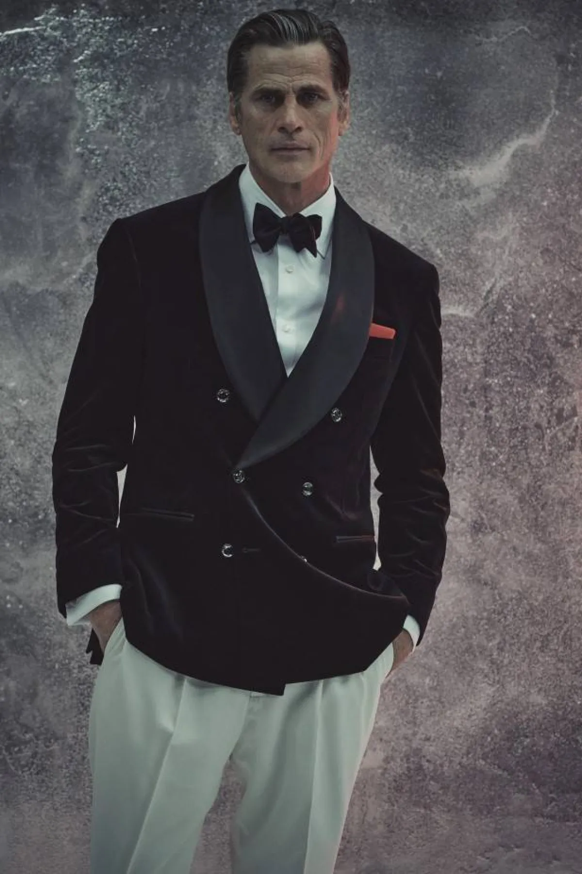 بليزر مخمل باللون الأسود من Brunello Cucinelli 