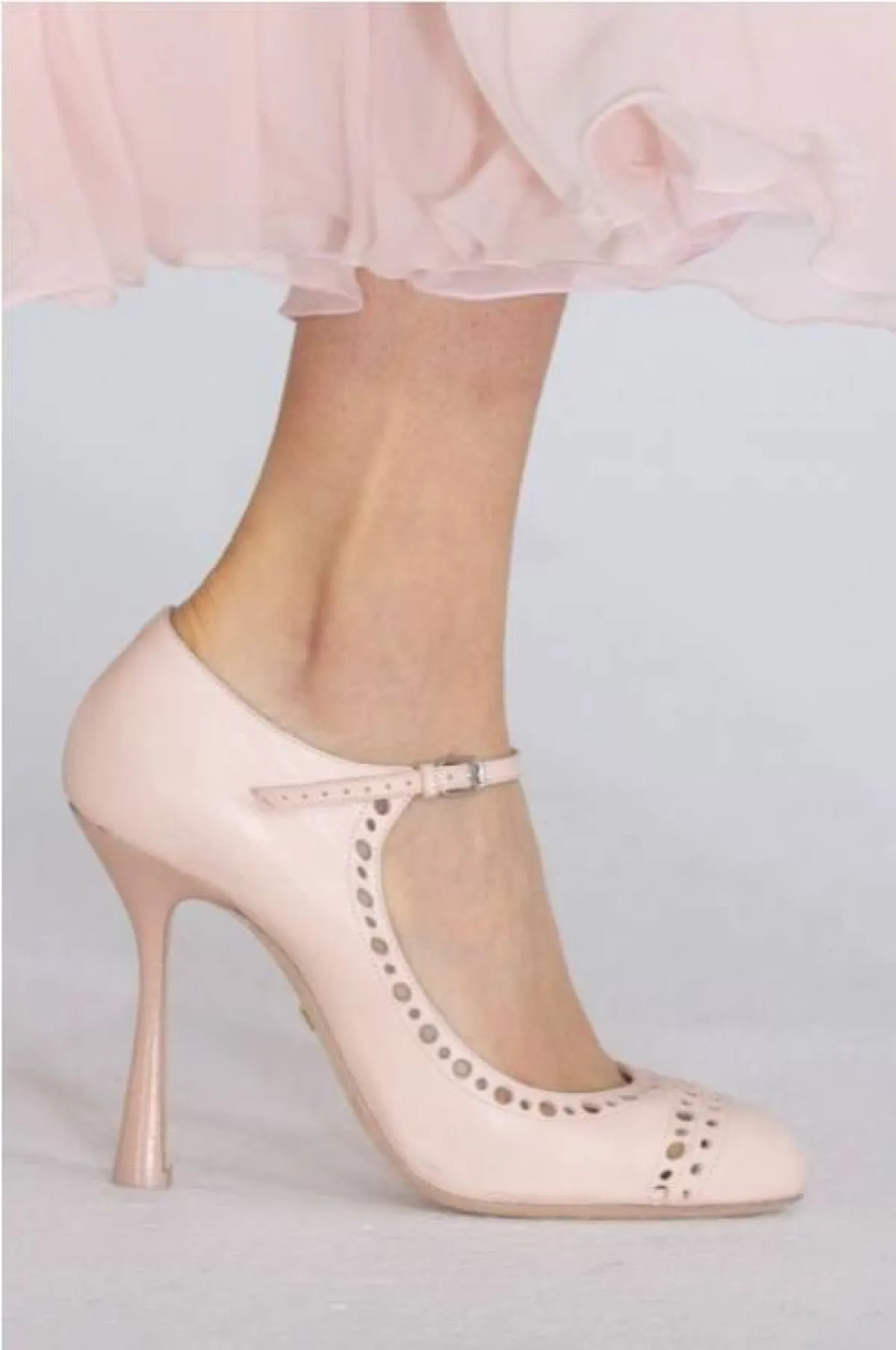 حذاء بالكعب الرفيع من جيامباتيستا فالي  Giambatista Valli