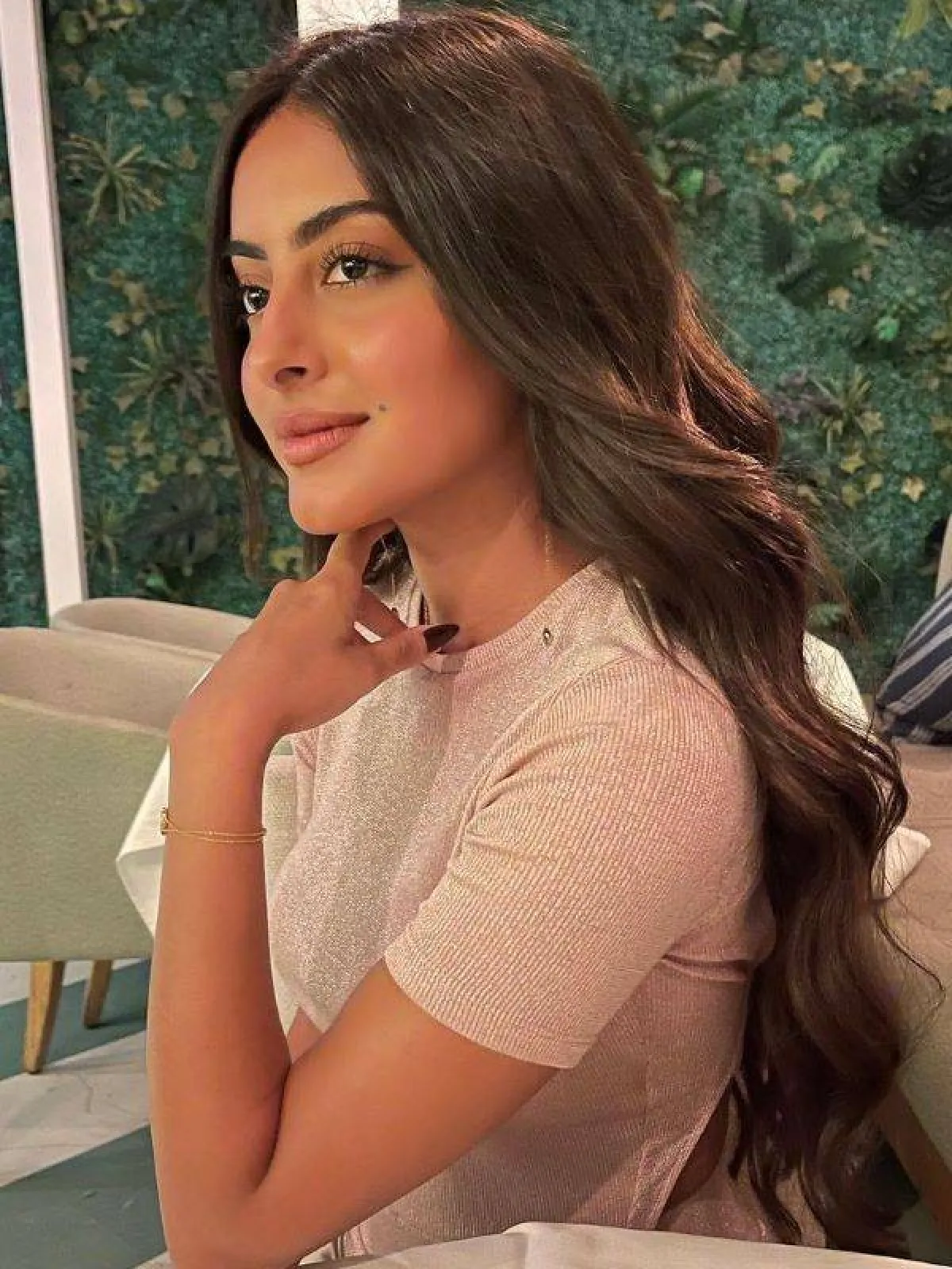 اطلالة جمالية ناعمة