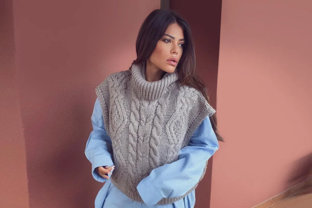 العنود بدر ترتدي الفيست مع القميص