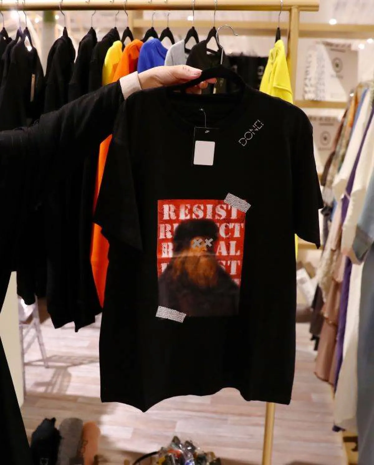 بلوفر لوحة برسمة جدارية