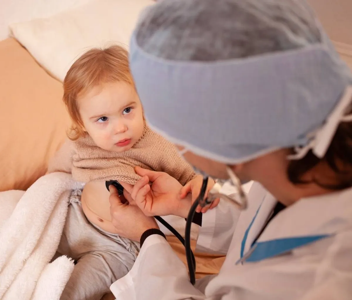 صورة لرضيع يعاني من الجفاف ويخضع للفحص الطبي