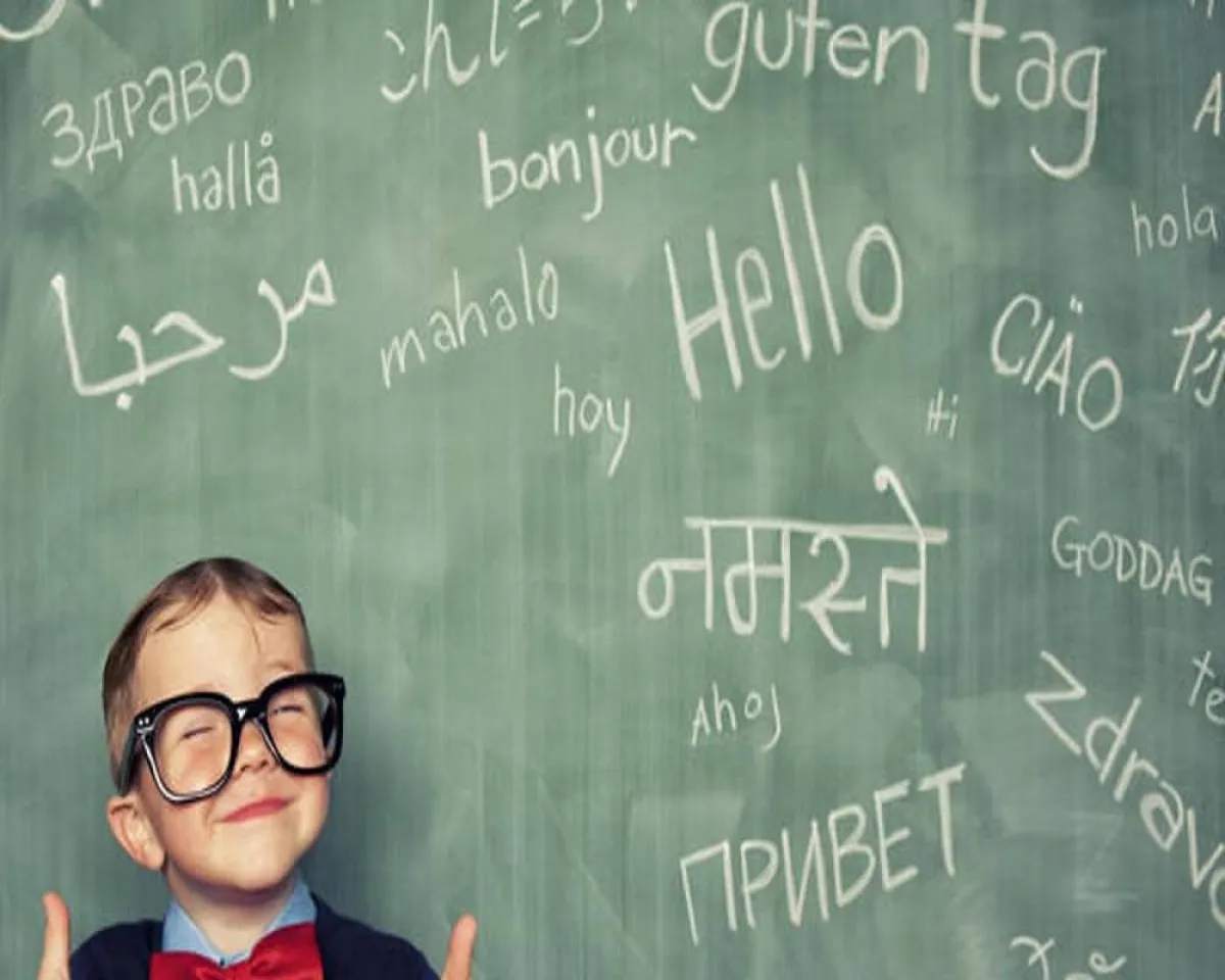 صورة لطفل يحاول الكتابة بلغات مختلفة 