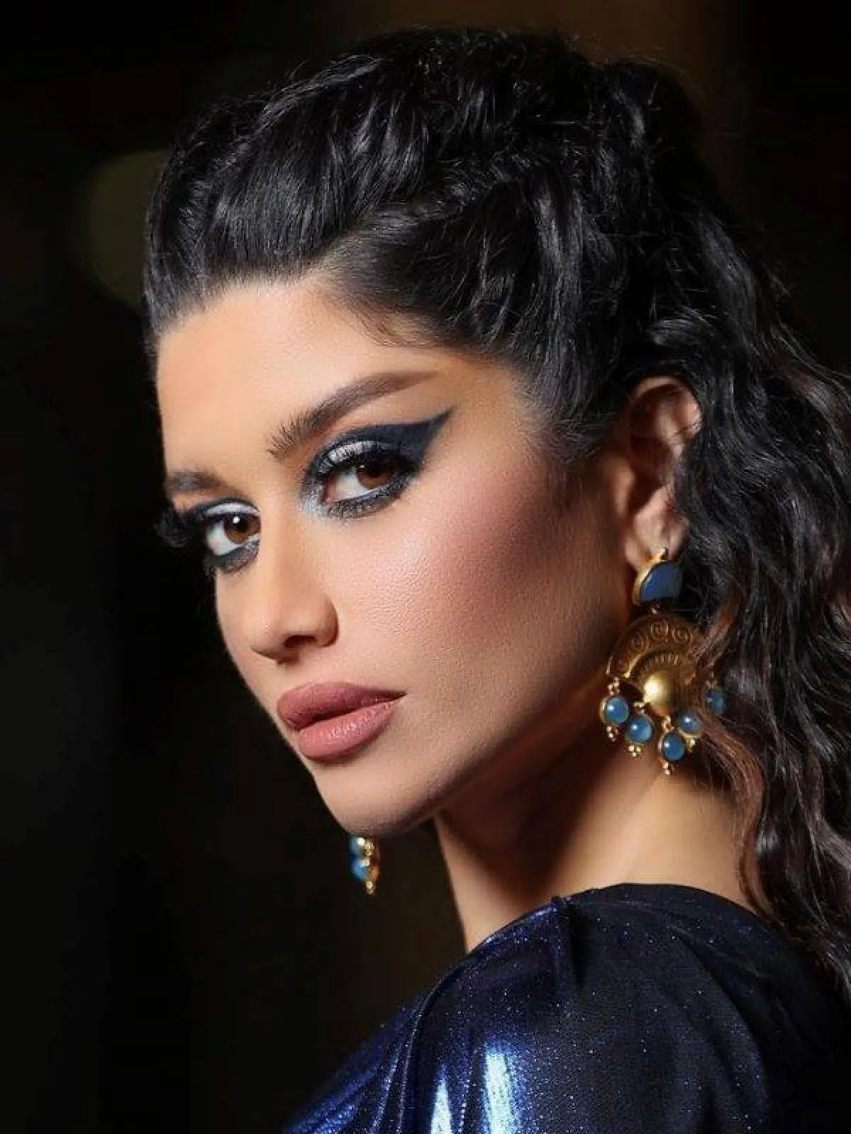 منى النعمان بمكياج جريئ