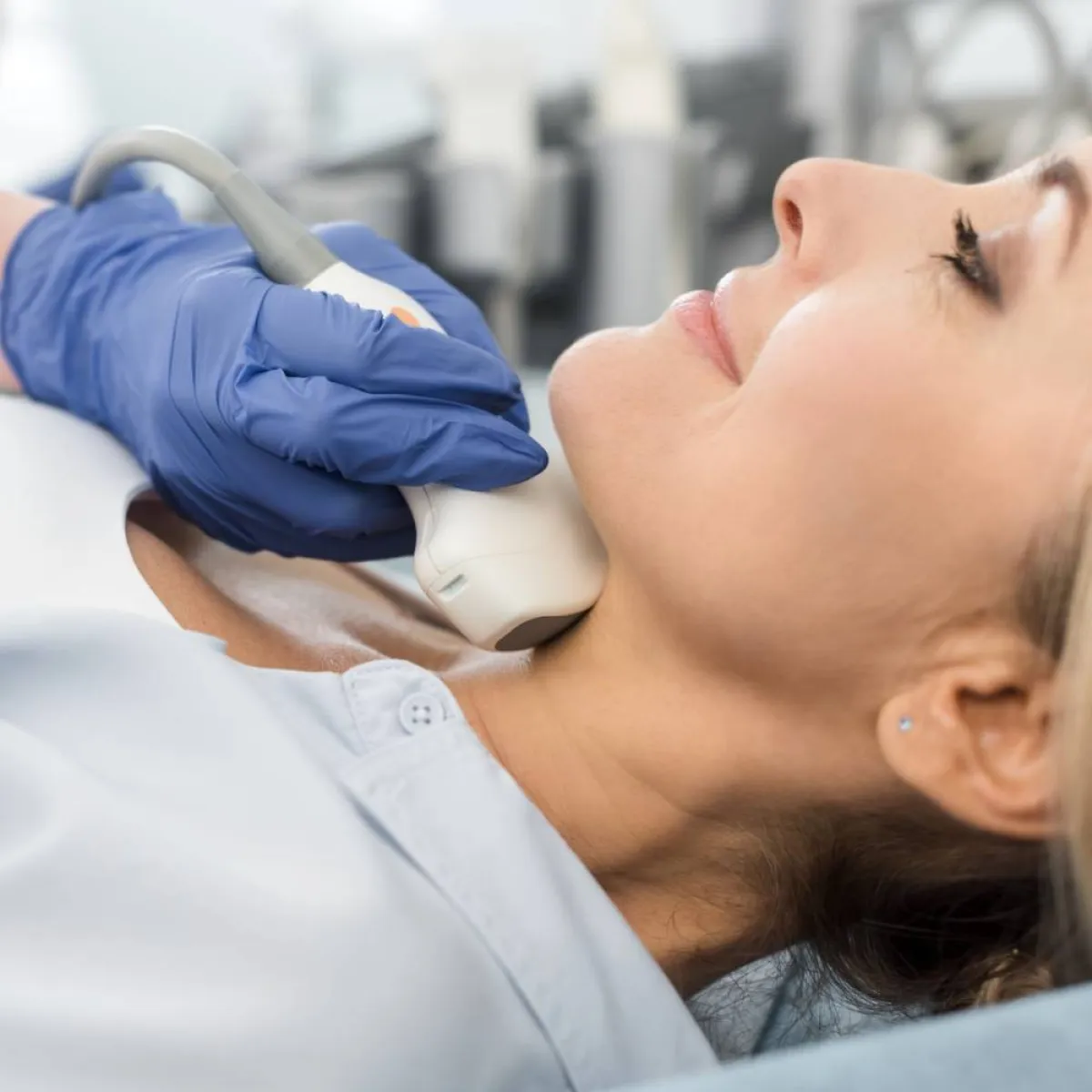 صورة لأمرأة تشكو من الغدة الدرقية