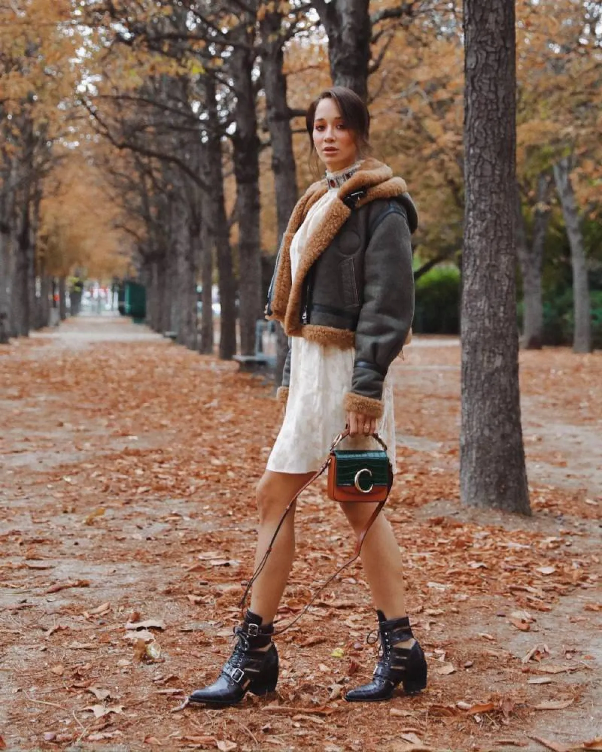 لانا الساحلي بجزمة باللون الأسود  