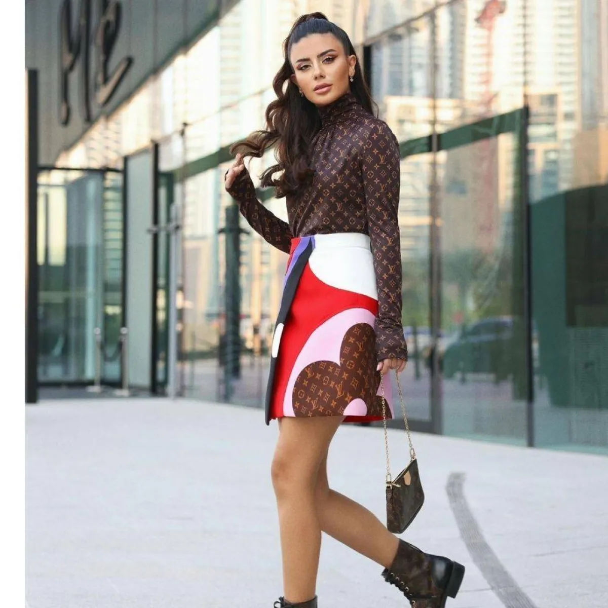 ديما الأسدي بجزمة باللون البني   