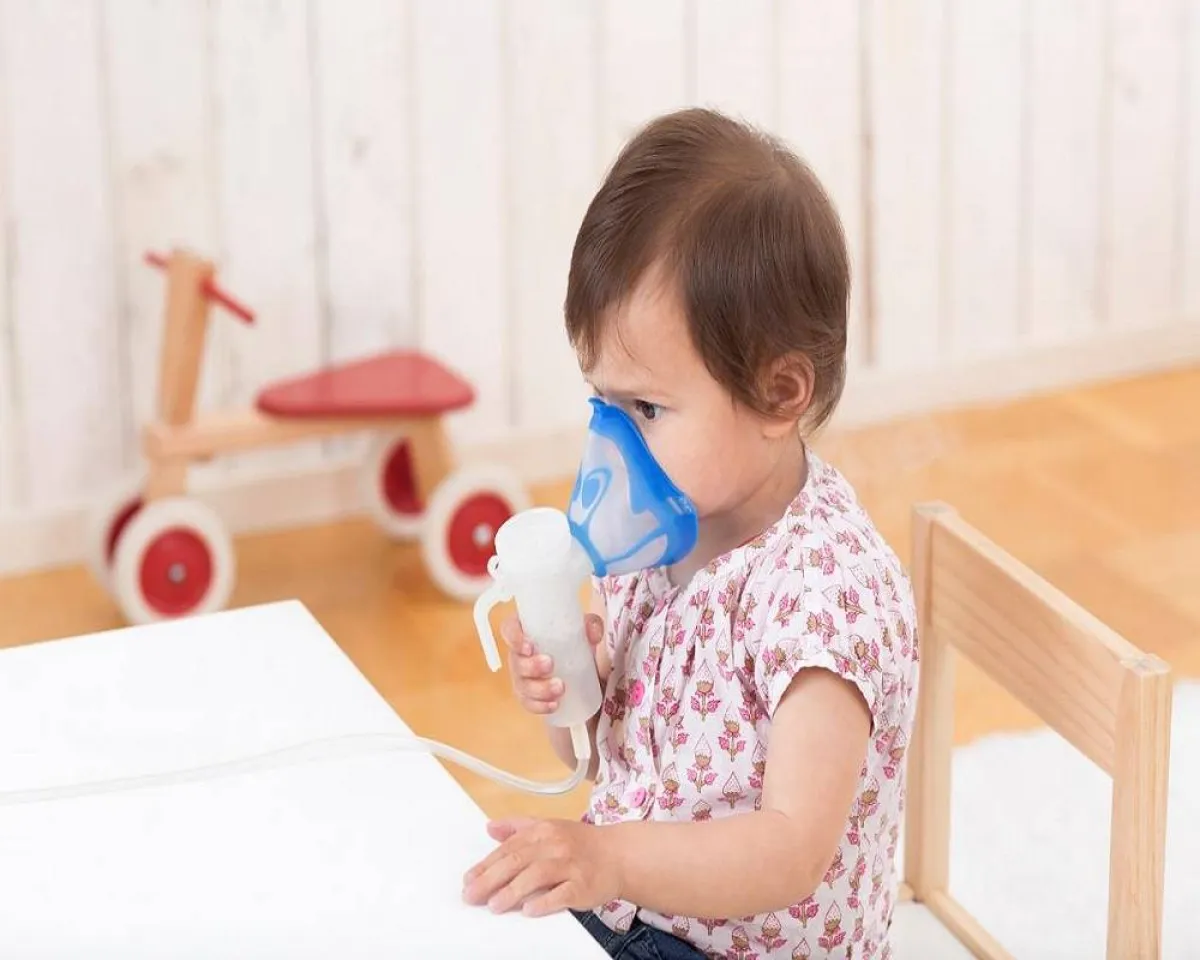 صورة لطفل يعاني من مشاكل ضيق التنفس 