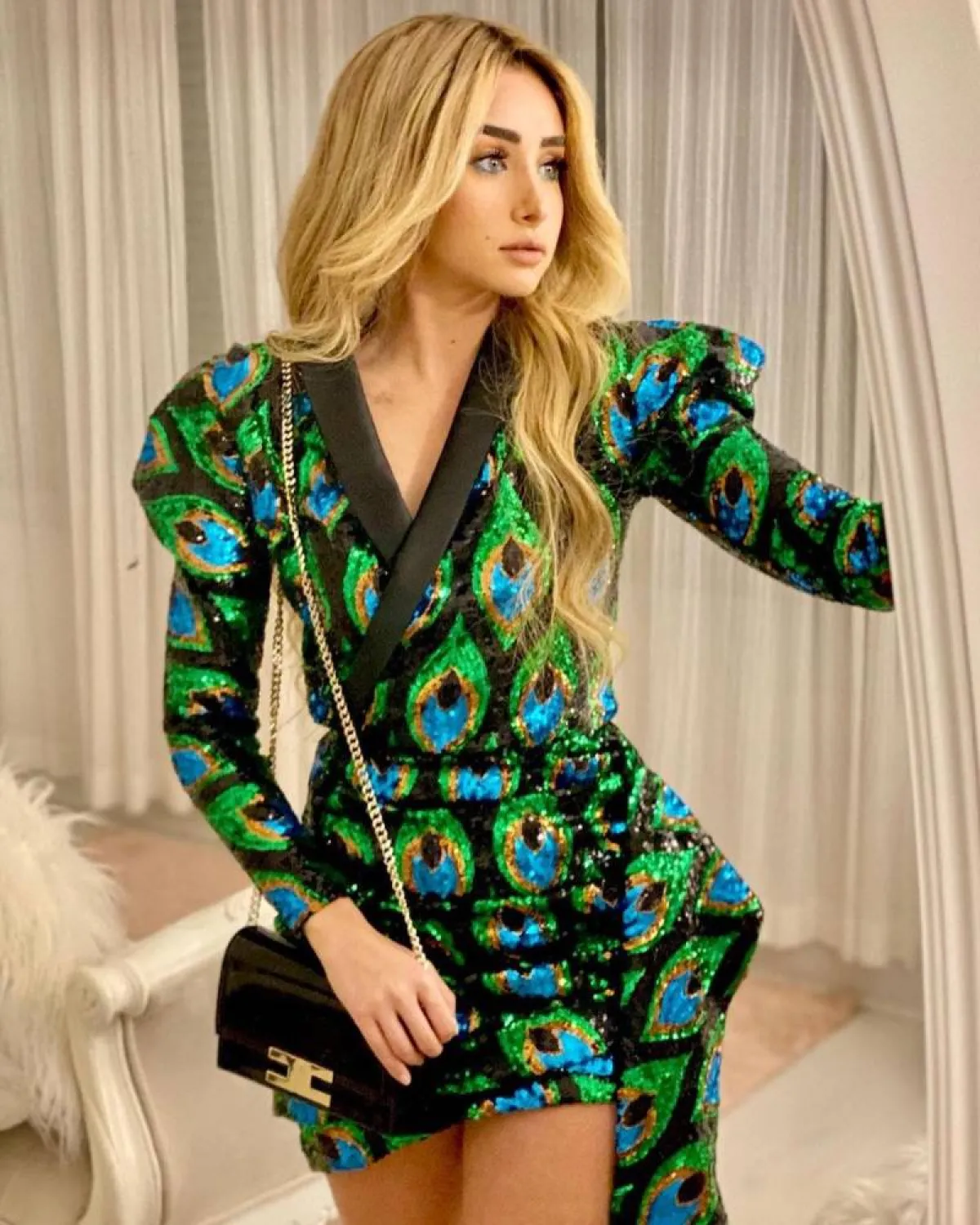 هنا الزاهد بفستان قصير باللون الأخضر  