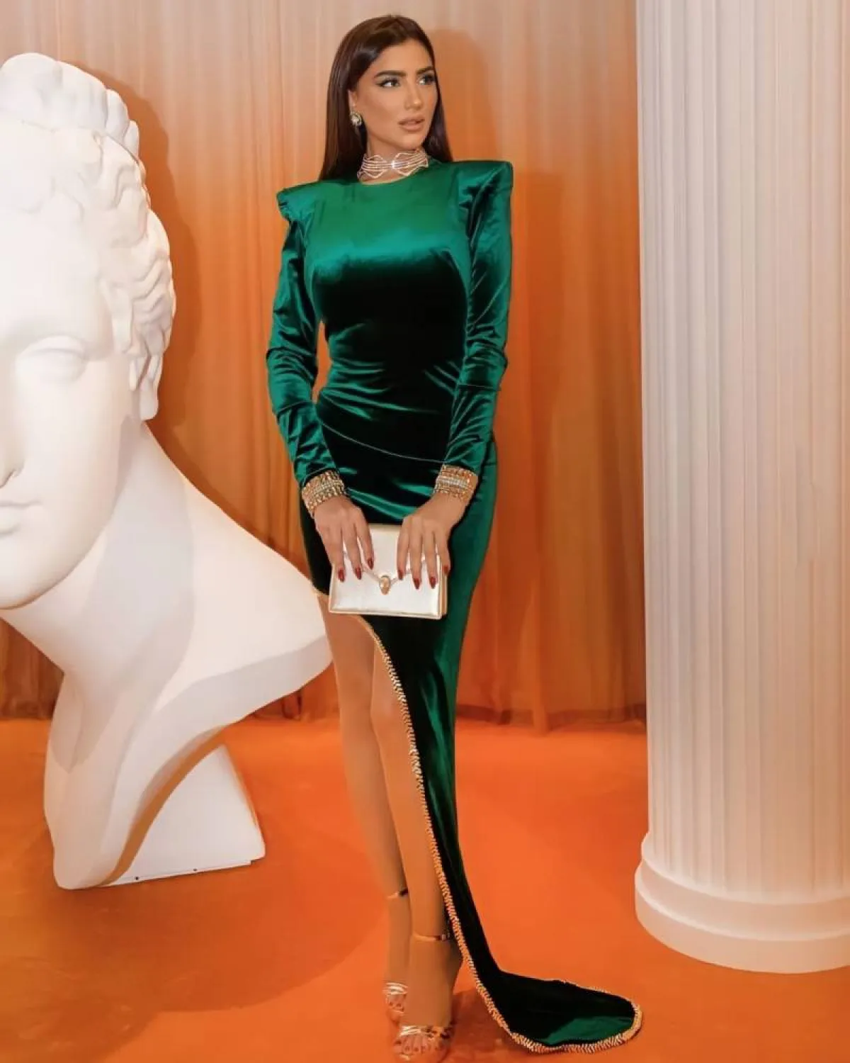 مي عمر بفستان طويل باللون الأخضر 