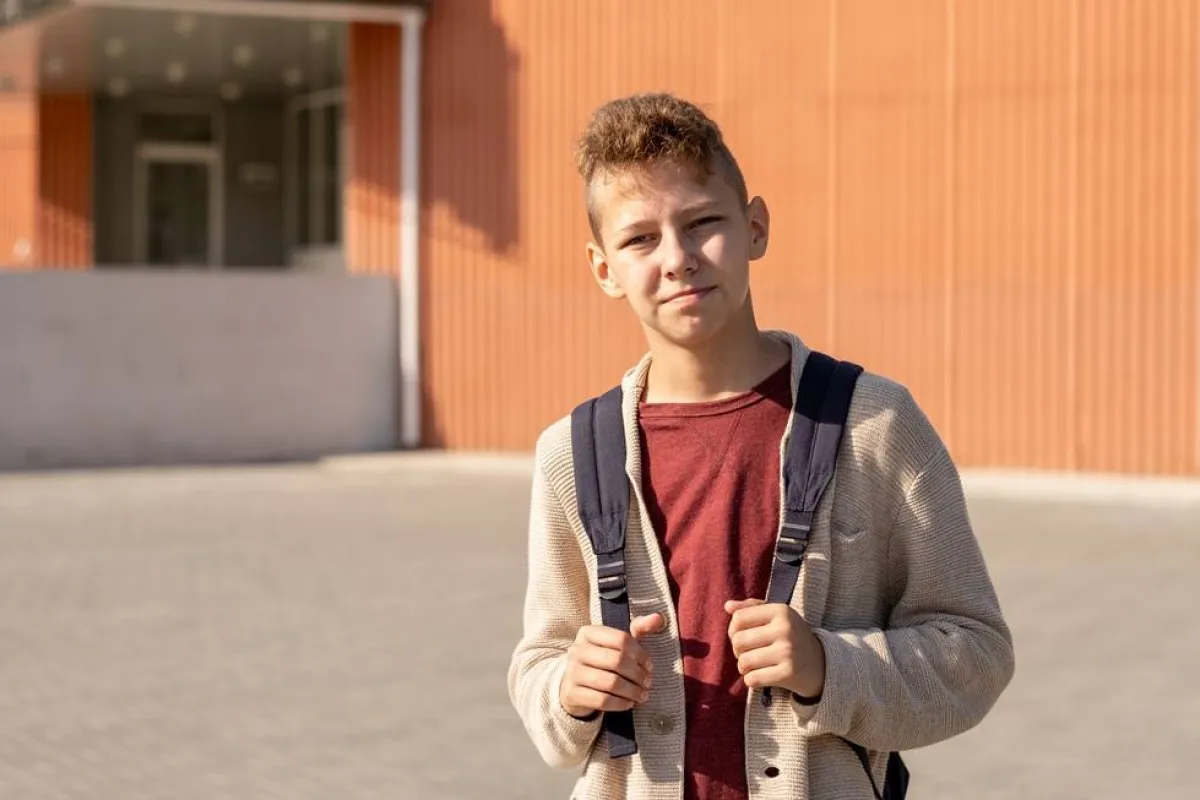 صورة لمراهق يتطلع للمستقبل الذي لم يتوقف عند المدرسة