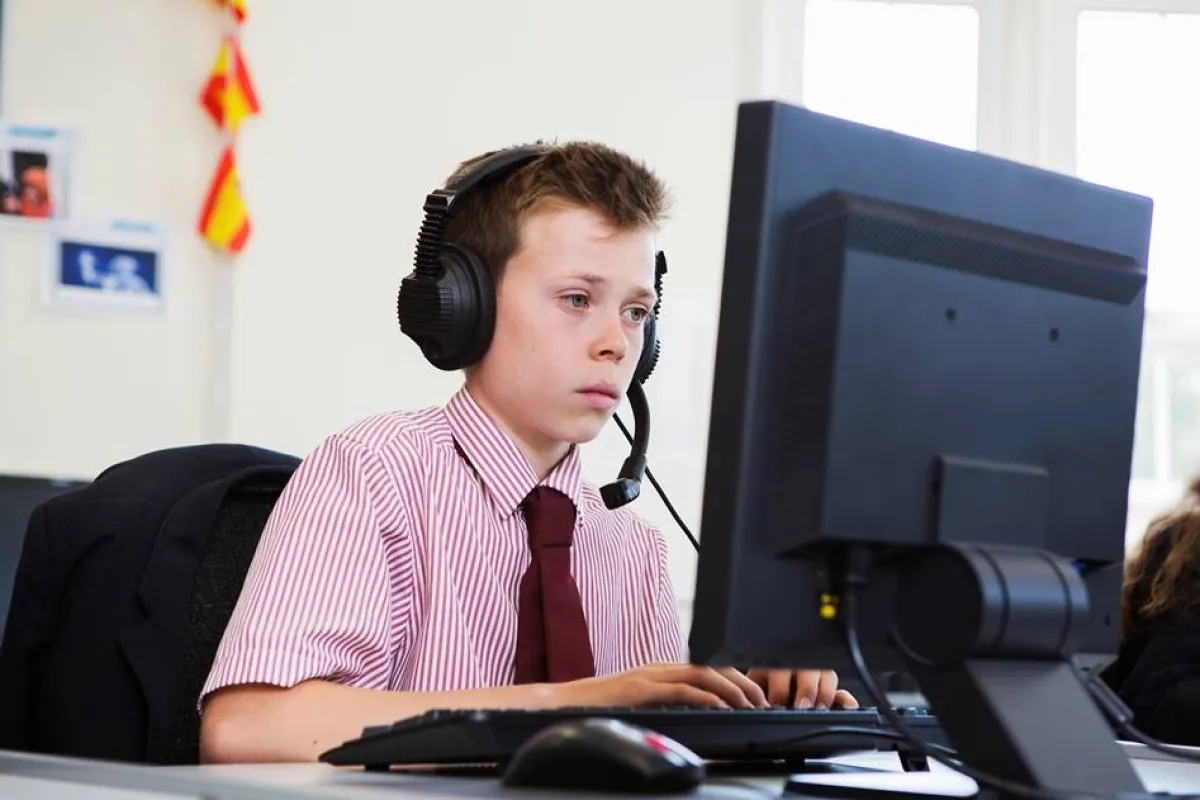 صورة لمراهق أصبح مولعاً بعالم السوشيال ميديا