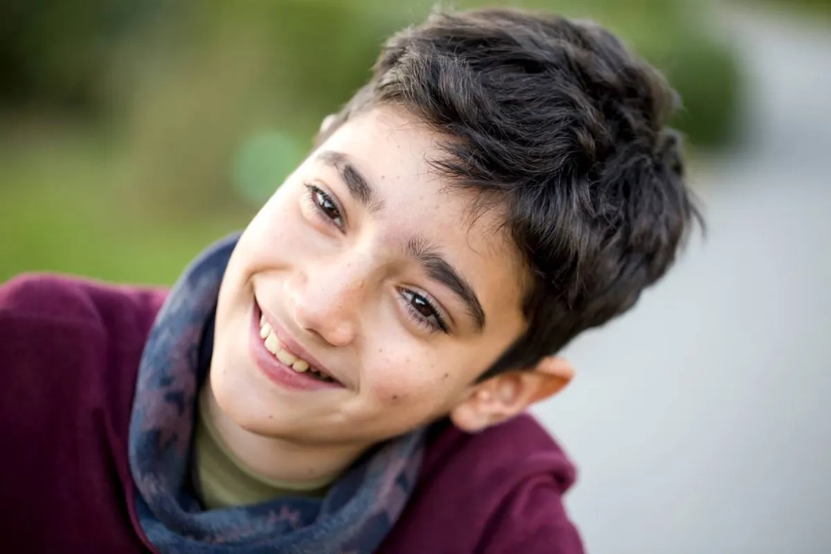 صورة لمراهق يمر بتغيرات جسمية مختلفة 