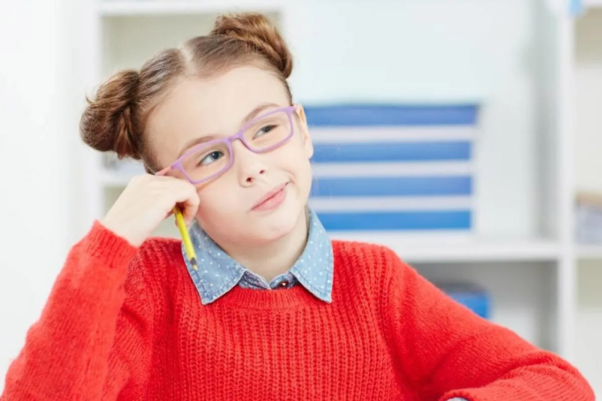 صورة لطفلة تفكر تفكيراً متطوراً