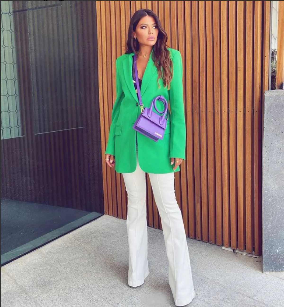 العنود بدر ترتدي السترة الخضراء مع الحقيبة البنفسجية