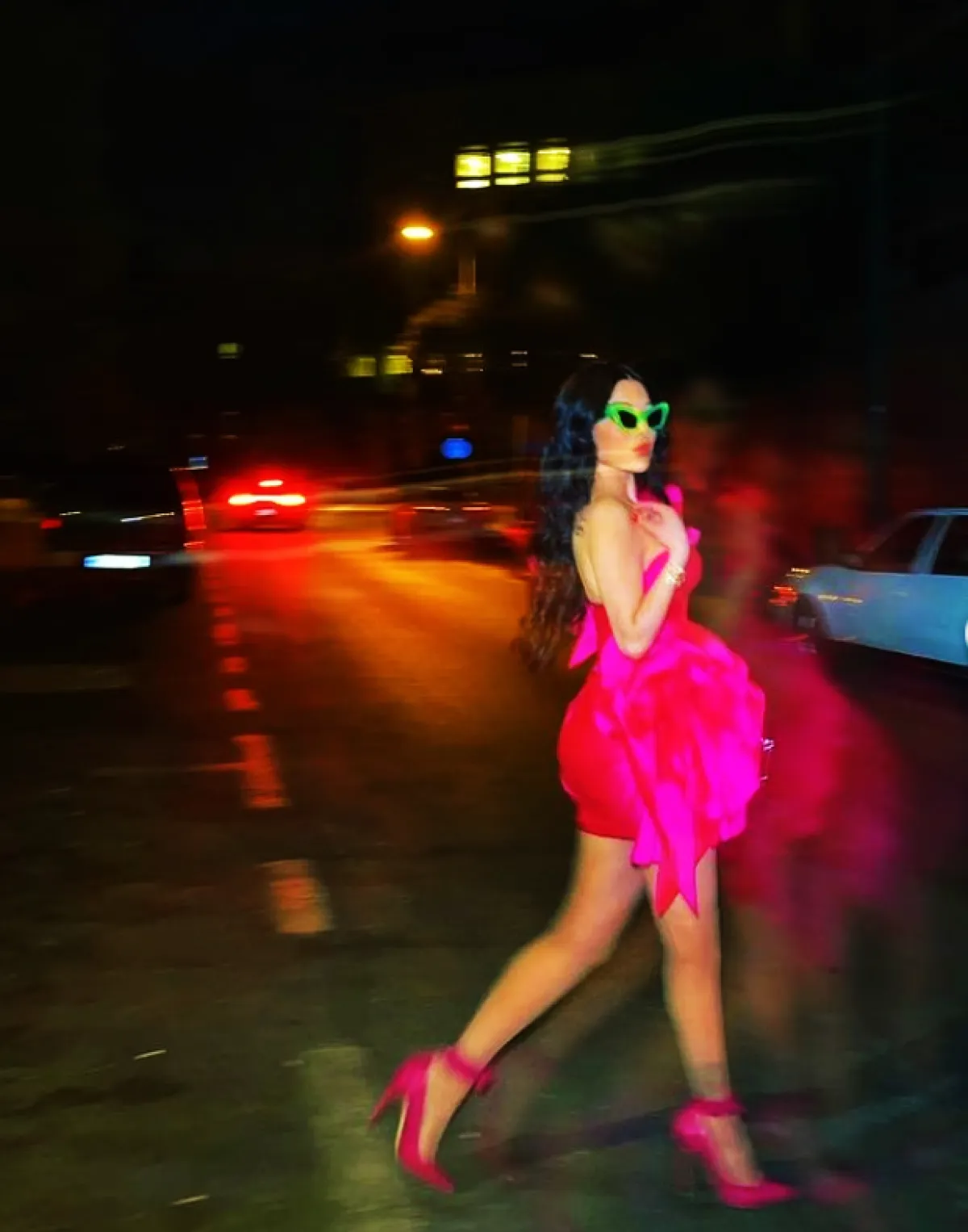 هيفاء وهبي ترتدي زياً فوشيا ونظارات خضراء 