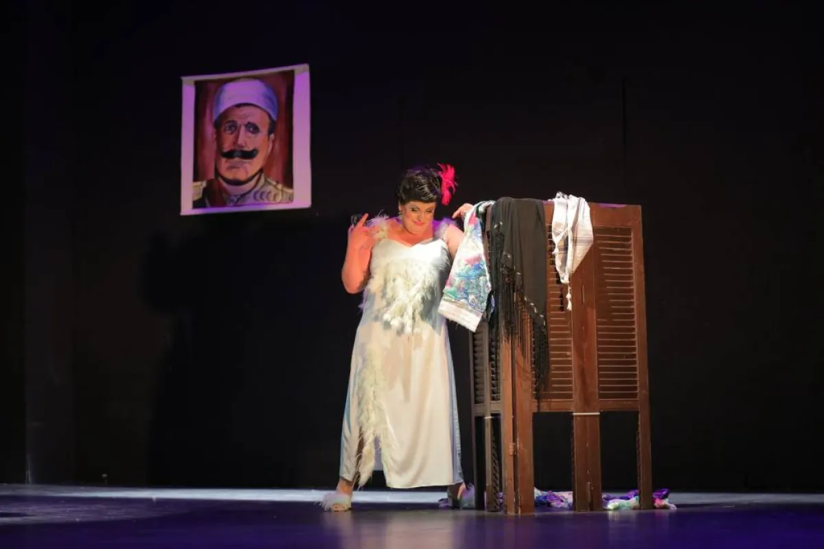 مشهد من مسرحية للرجال فقط