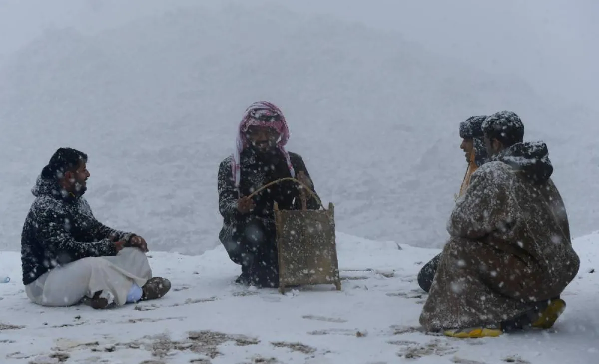 وتسابق المواطنون والمقيمين إلى توثيق مشاهد الثلوج المتساقطة على مرتفعات جبل اللوز الشهير