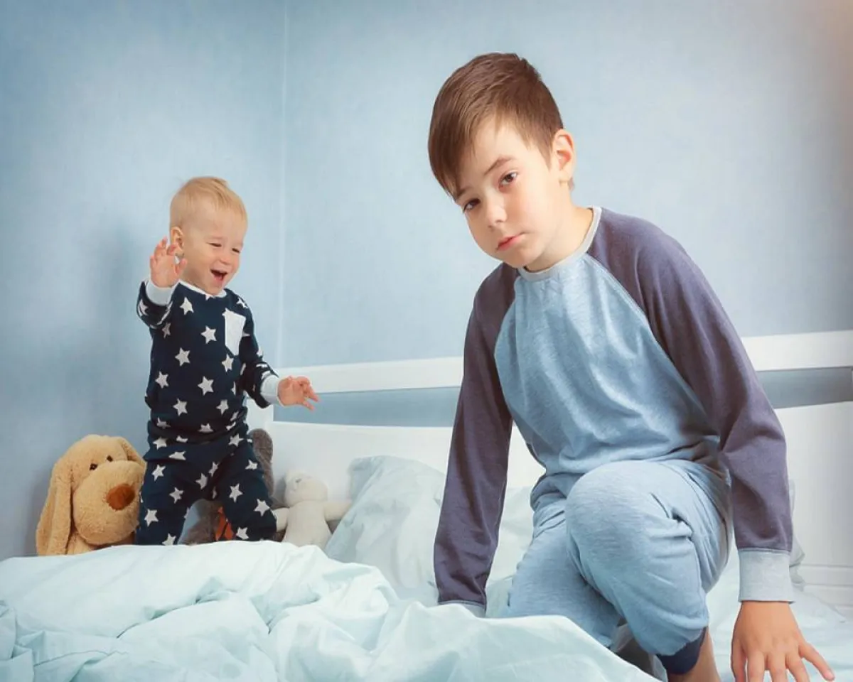 صورة لطفل يغار من أخيه