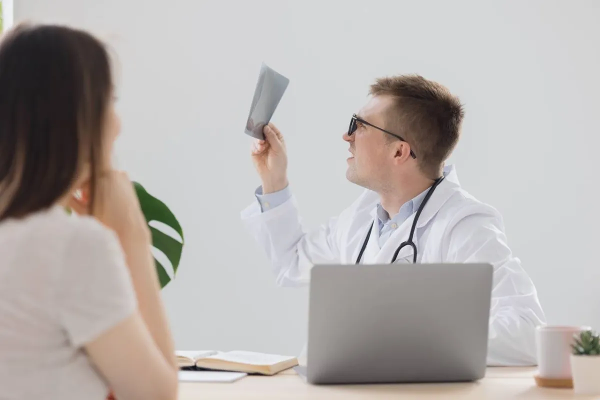 صورة حامل مع الطبيب