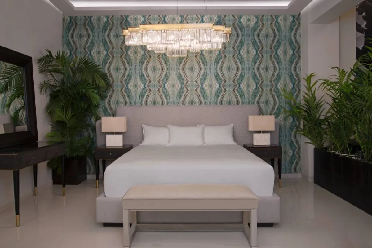 في غرفة النوم، يبحث كلّ من مصمّم عن الطريقة الأمثل لجعل الحيّز مضاءً إضاءةً طبيعيّةً