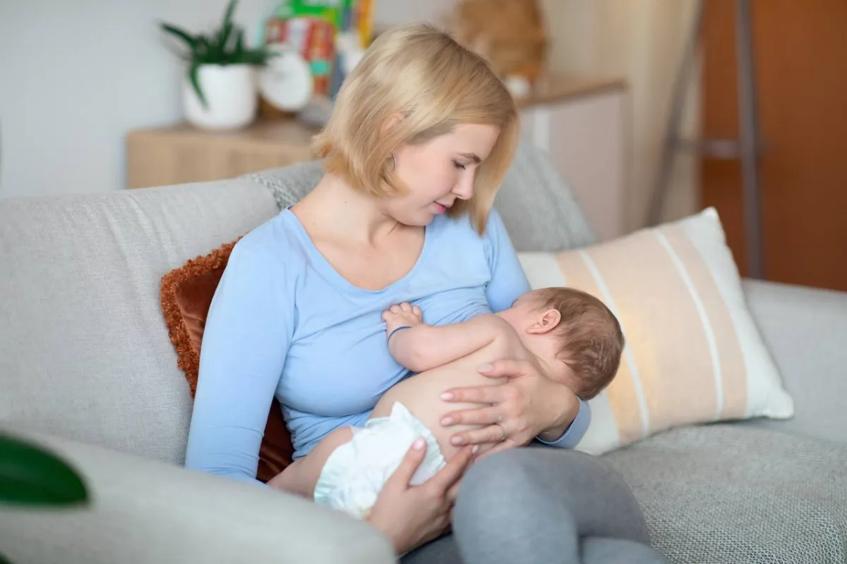 صورة لأم ترضع طفلها