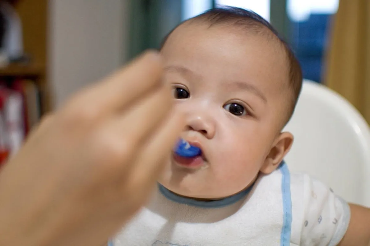 صورة لمولود يأكل