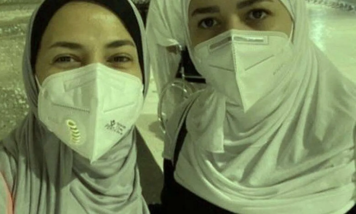 إيمي ودنيا سمير غانم تؤديان مناسك العمرة - الصورة من حساب إيمي سمير غانم على ستوري انستغرام