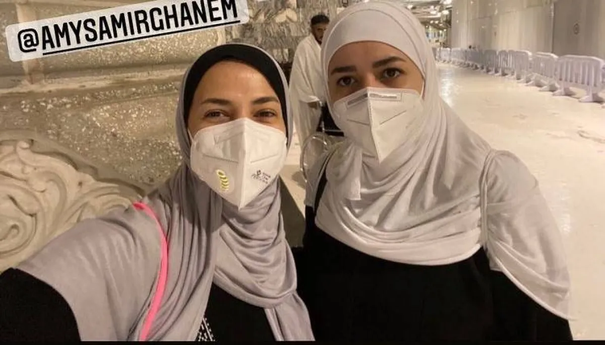إيمي ودنيا سمير غانم تؤديان مناسك العمرة - الصورة من حساب إيمي سمير غانم على ستوري انستغرام