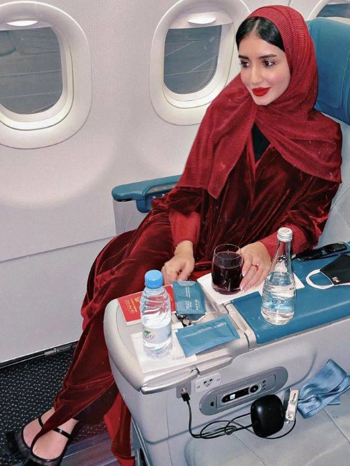 عباية مخمل ملونة