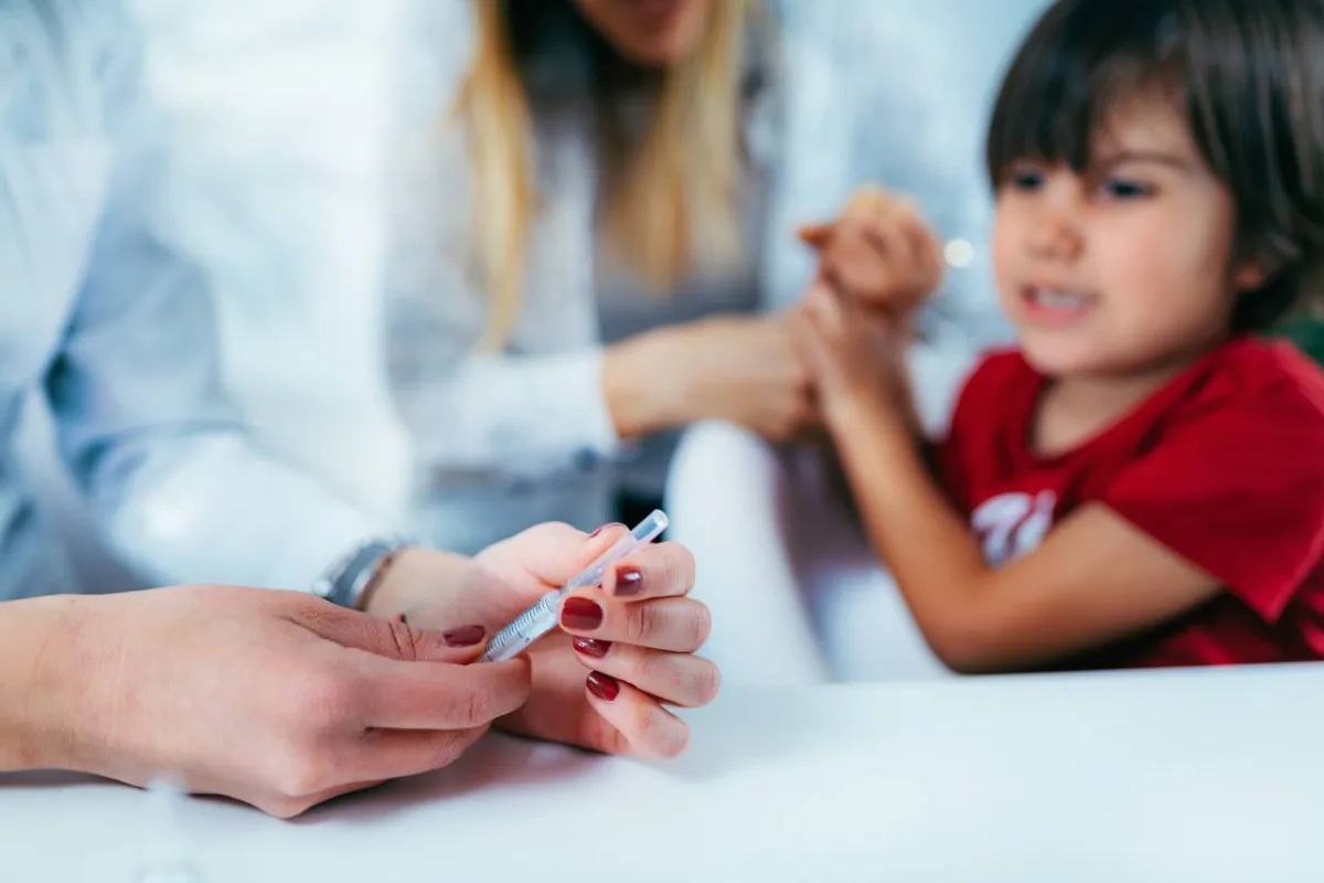 صورة لطفل يأخذ لقاح كورونا