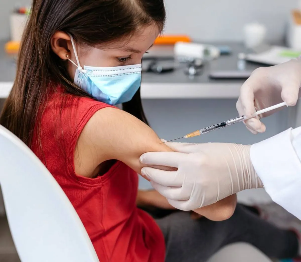 صورة لطفلة تتلقى لقاح كورونا