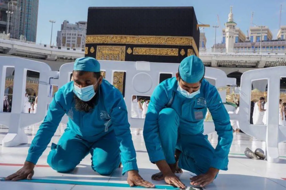 إعادة وضع ملصقات التباعد الجسدي في المسجد الحرام 