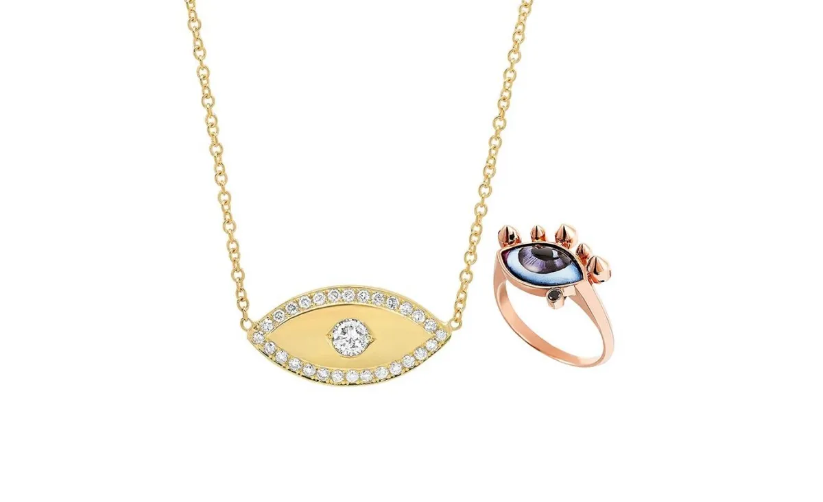 مجوهرات ذهب على شكل عين لإطلالة ساحرة في شتاء 2022