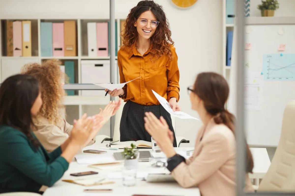 سيدة تتحدث مع أخريات